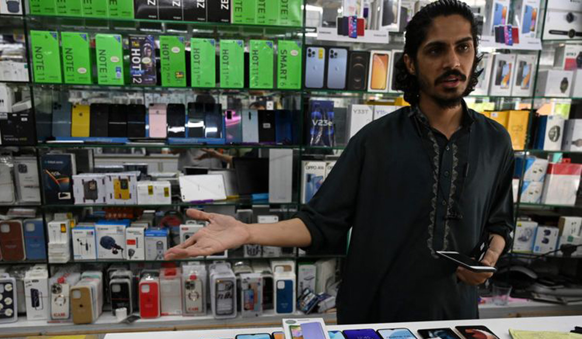 Pakistan bans luxury imports including cars and smartphones